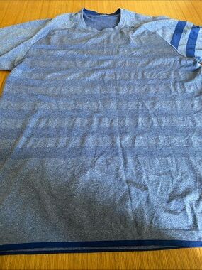 Men’s Lululemon athletic T-shirt Stripes Blue L